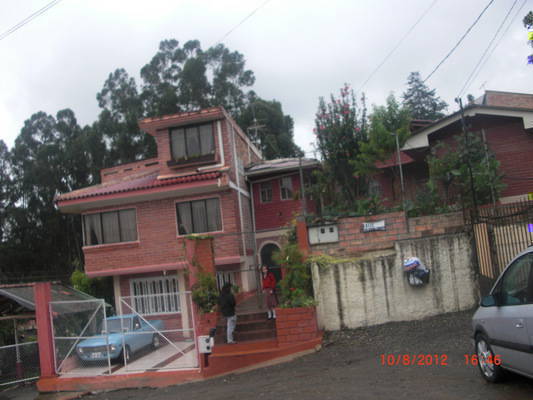 Casas en Venta Ciudadela la Uncovia Ingresando 15 Mtrs. de la Ave. Principa Cristo Del Consuelo - Cuenca